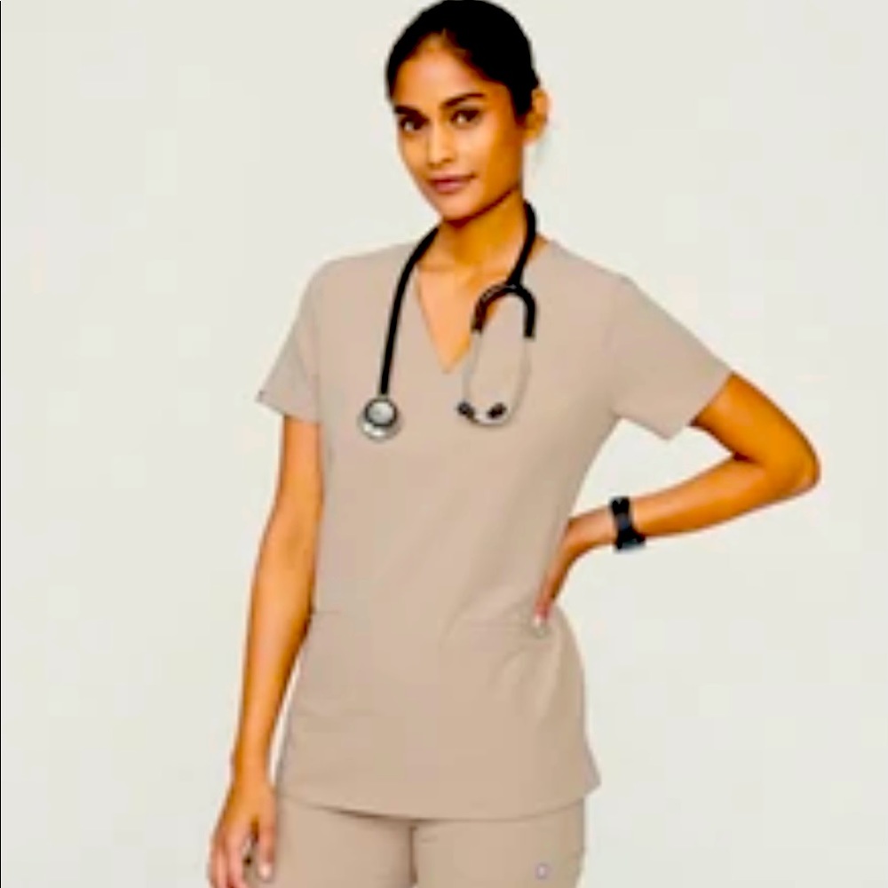 FIGS Women’s Boulder Casma Three-Pocket Scrub Top